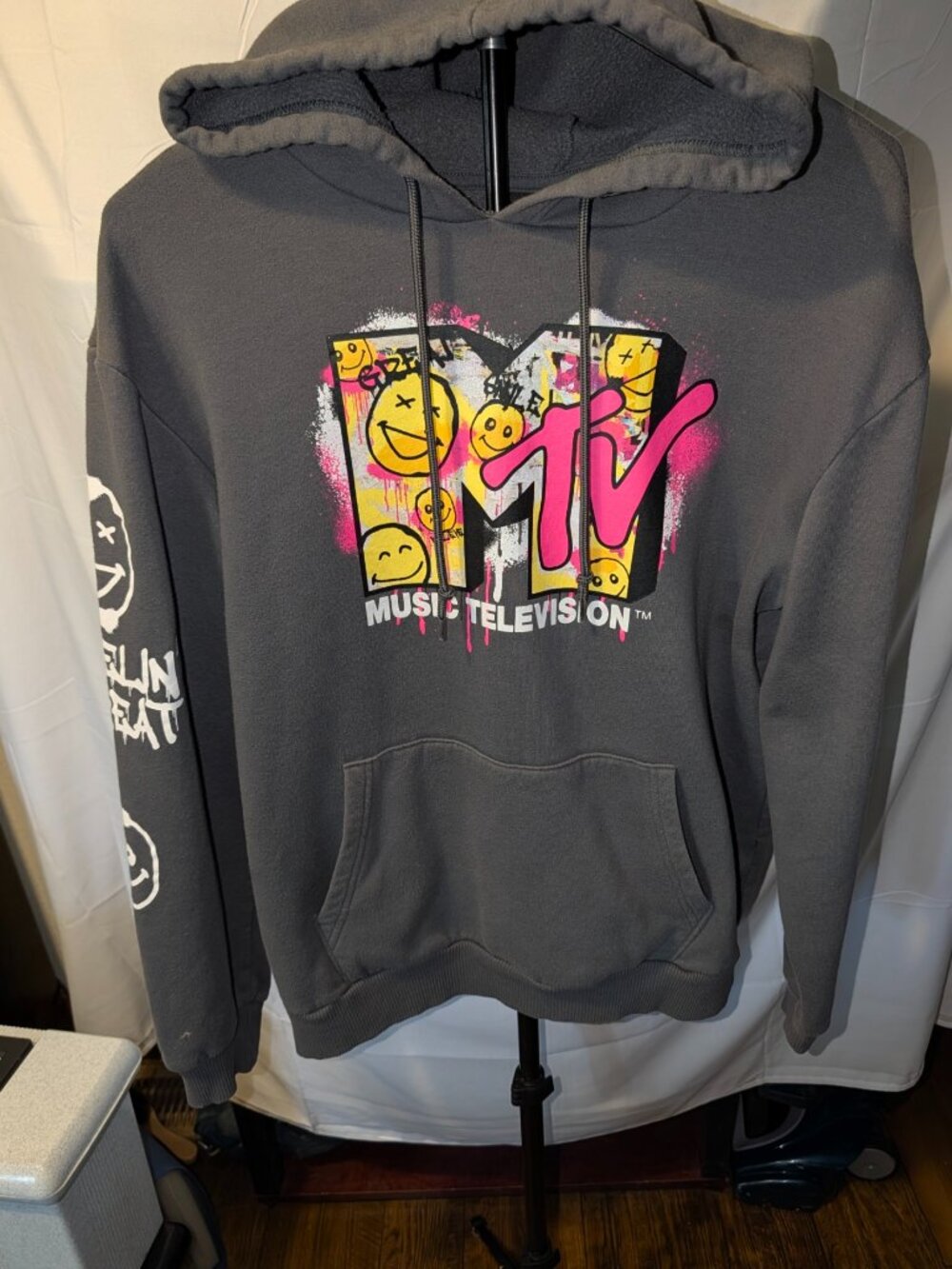 MTV Drip Grafitti Hoodie Size Large Music Television Smiley Faces Graphic Print